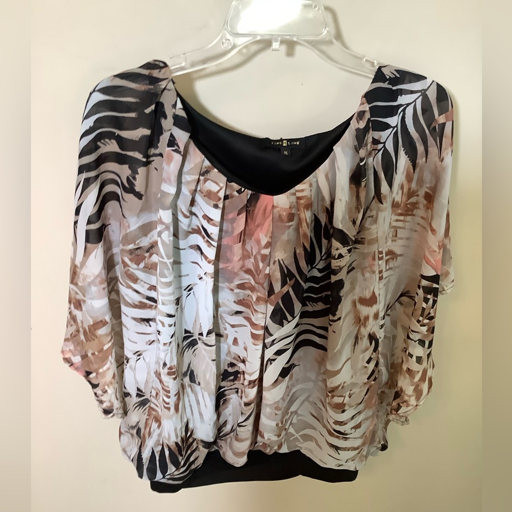 TIME LINE Leaf top, fully lined black band at hips,butterfly sleeves. NWOT Med.